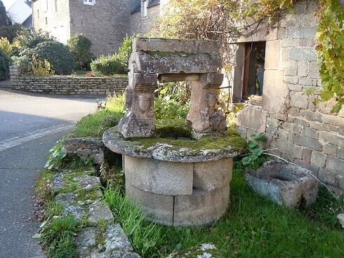 Vieux puits avec des montants sculpts (Lanvaudan - Morbihan)