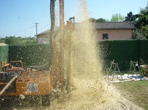 Jaillissement d'eau lors de la ralisation d'un puits artsien